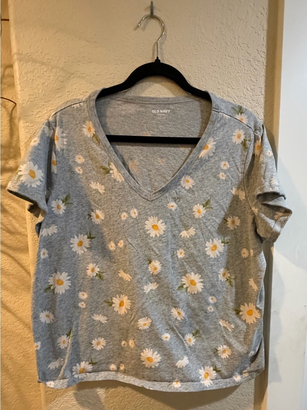 Old Navy Gray Daisy V-Neck Short Sleeve Tee